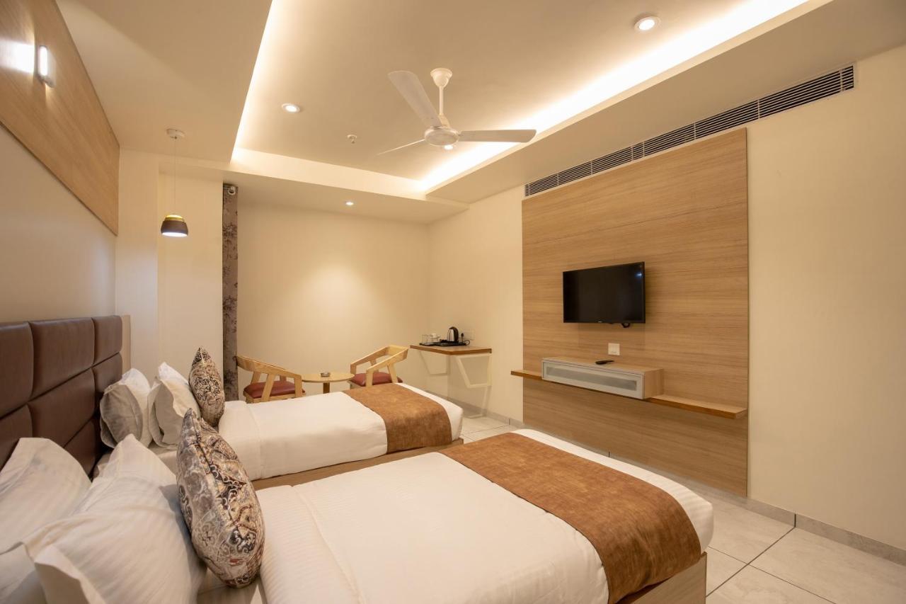 Hotel Silvera Grand Ahmedabad Buitenkant foto