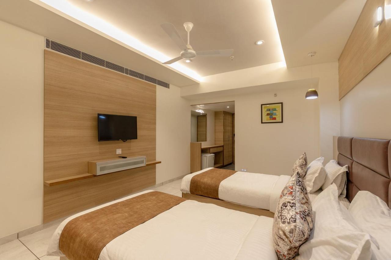 Hotel Silvera Grand Ahmedabad Buitenkant foto