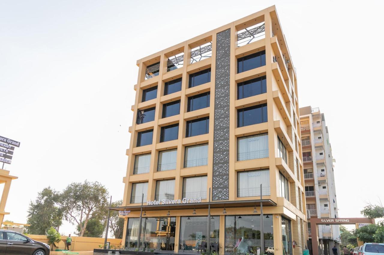Hotel Silvera Grand Ahmedabad Buitenkant foto