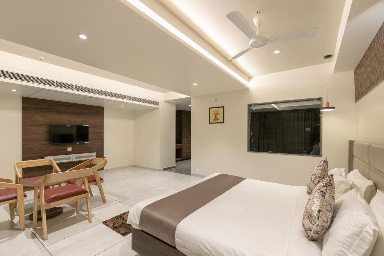 Hotel Silvera Grand Ahmedabad Buitenkant foto