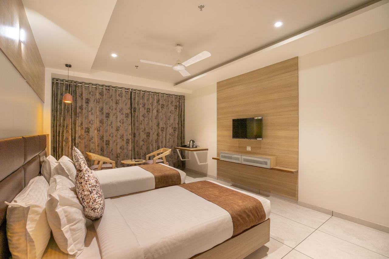 Hotel Silvera Grand Ahmedabad Buitenkant foto