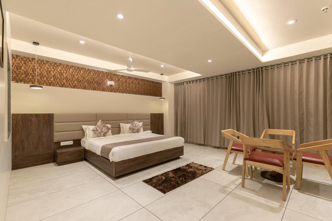 Hotel Silvera Grand Ahmedabad Buitenkant foto