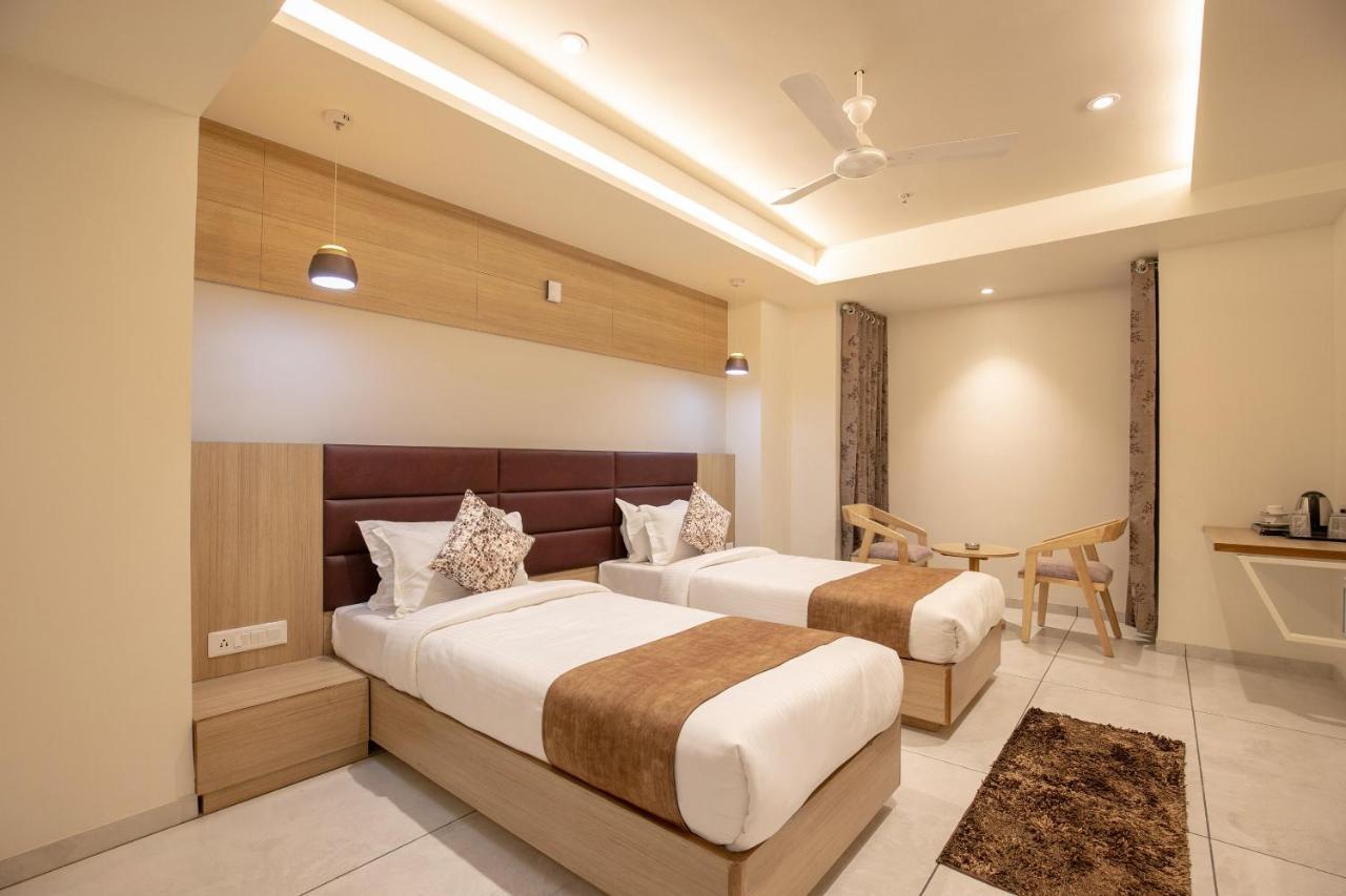 Hotel Silvera Grand Ahmedabad Buitenkant foto