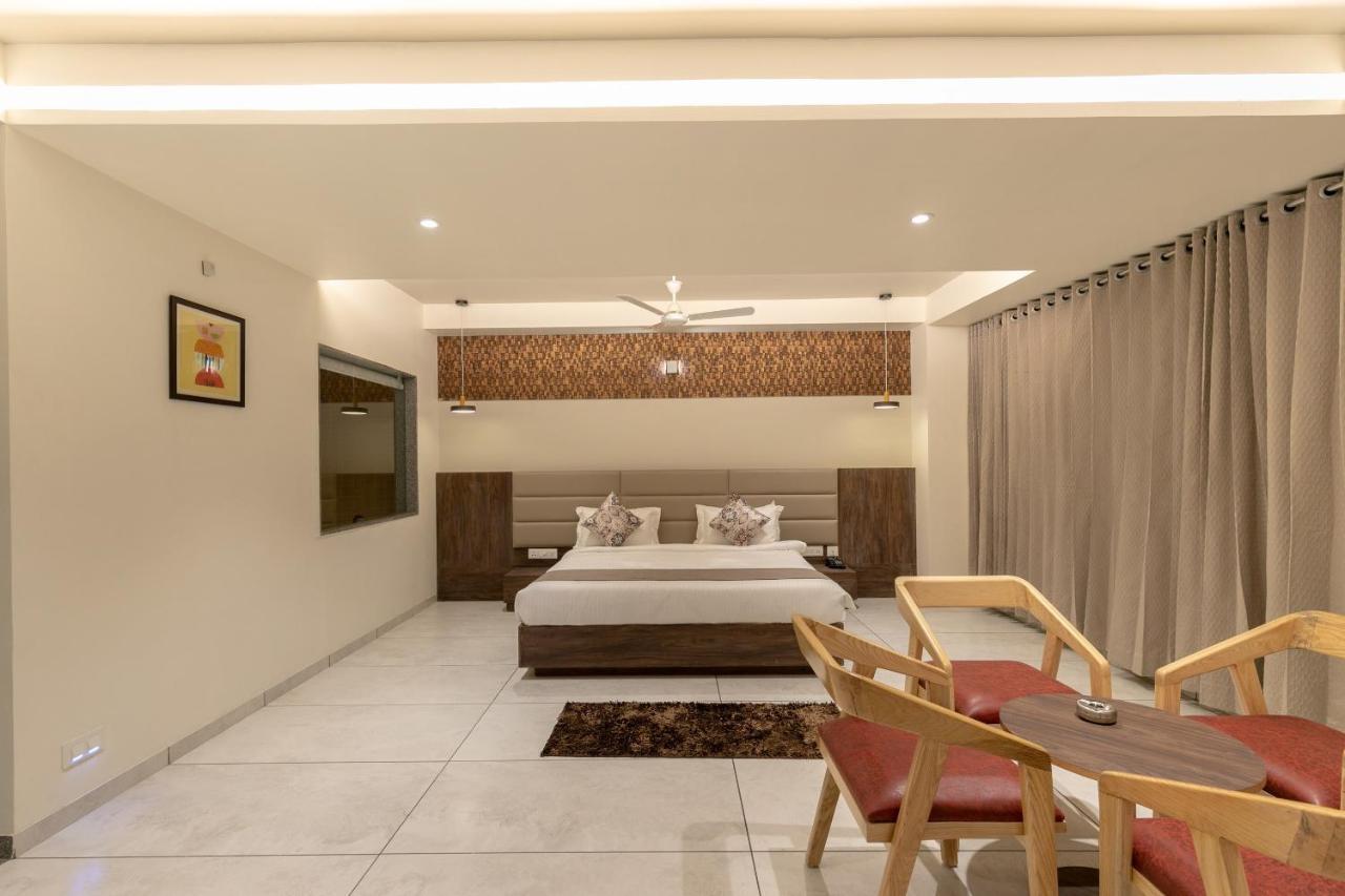 Hotel Silvera Grand Ahmedabad Buitenkant foto