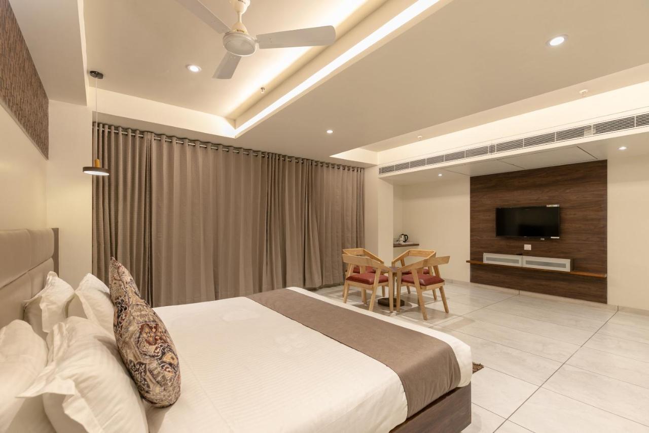 Hotel Silvera Grand Ahmedabad Buitenkant foto