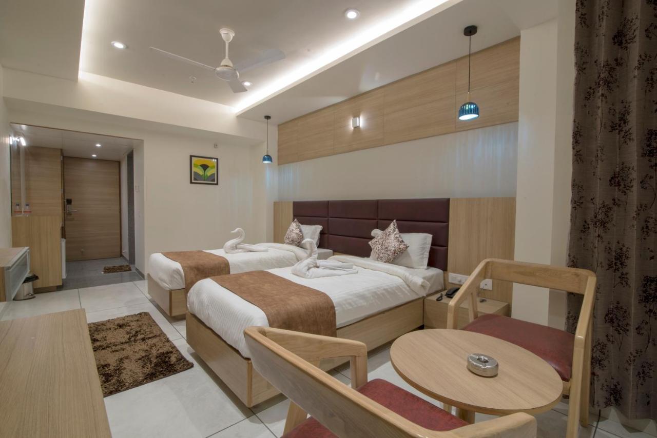 Hotel Silvera Grand Ahmedabad Buitenkant foto