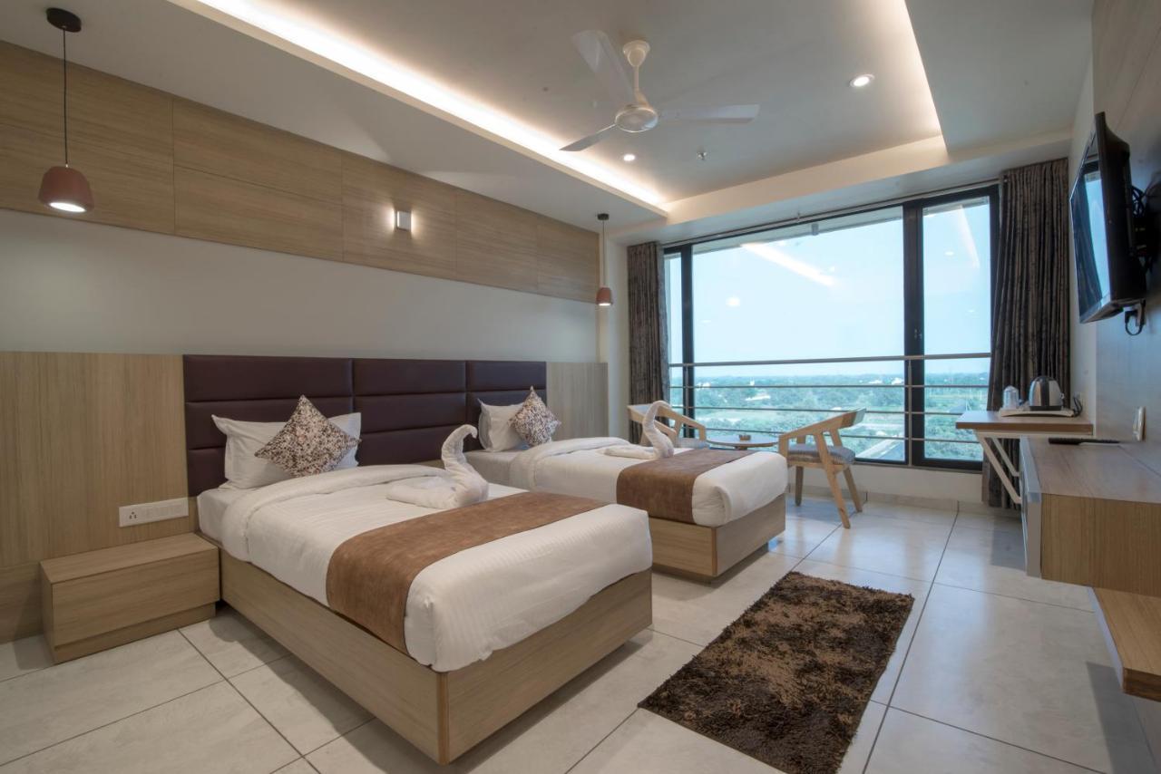 Hotel Silvera Grand Ahmedabad Buitenkant foto
