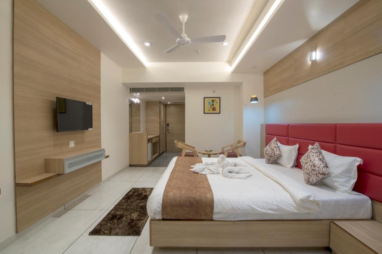 Hotel Silvera Grand Ahmedabad Buitenkant foto