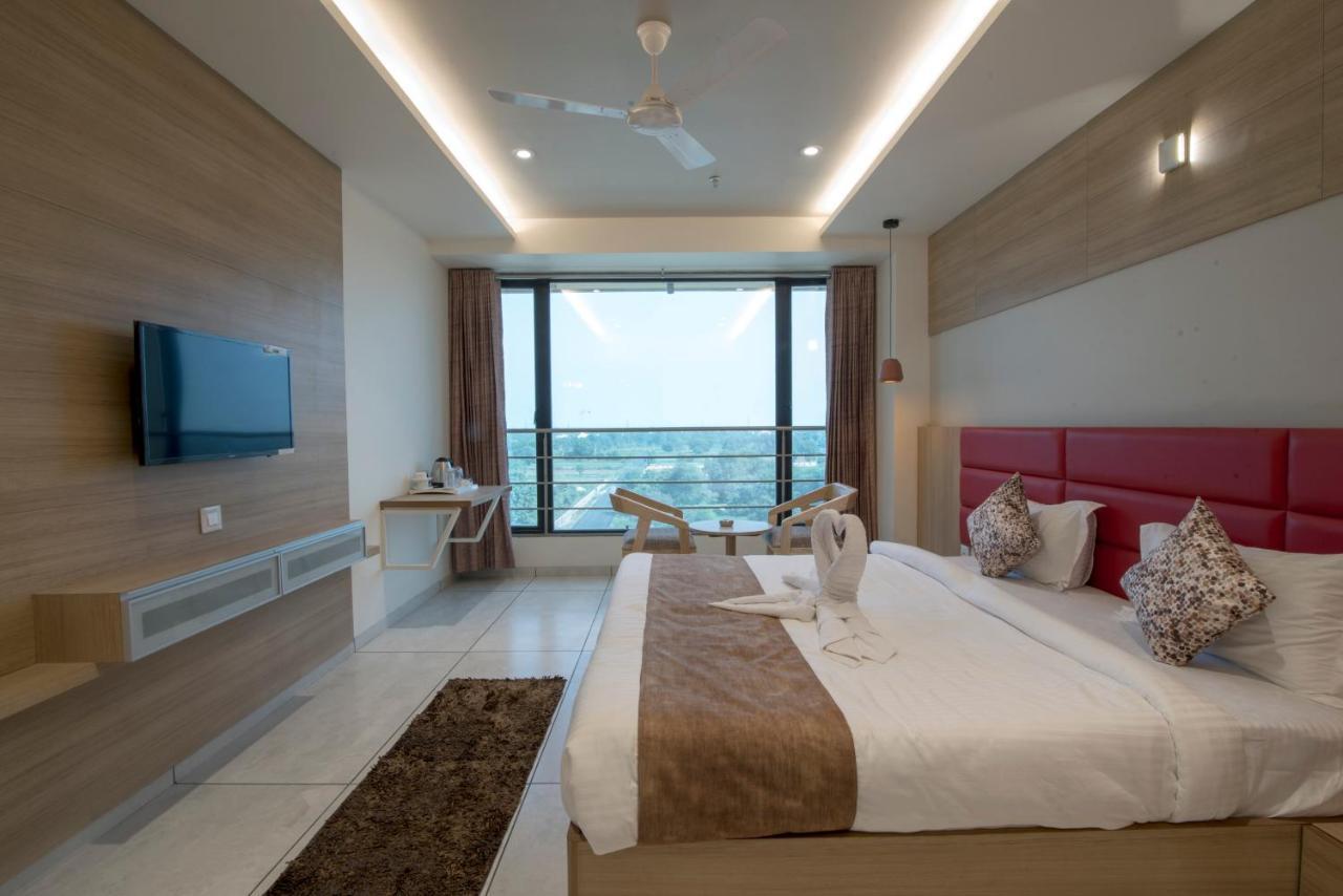 Hotel Silvera Grand Ahmedabad Buitenkant foto