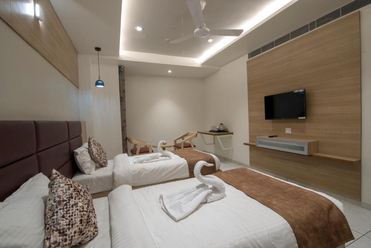 Hotel Silvera Grand Ahmedabad Buitenkant foto