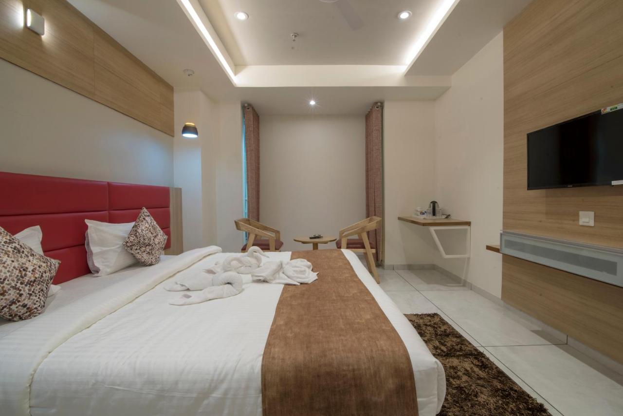 Hotel Silvera Grand Ahmedabad Buitenkant foto